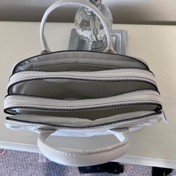 Elegant White Quilted Handbag/Crossbody - Picture 4 of 8